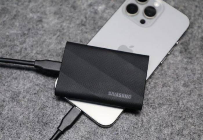 Record beautiful moments in the summer City Walk, use Samsung T9 mobile solid-st